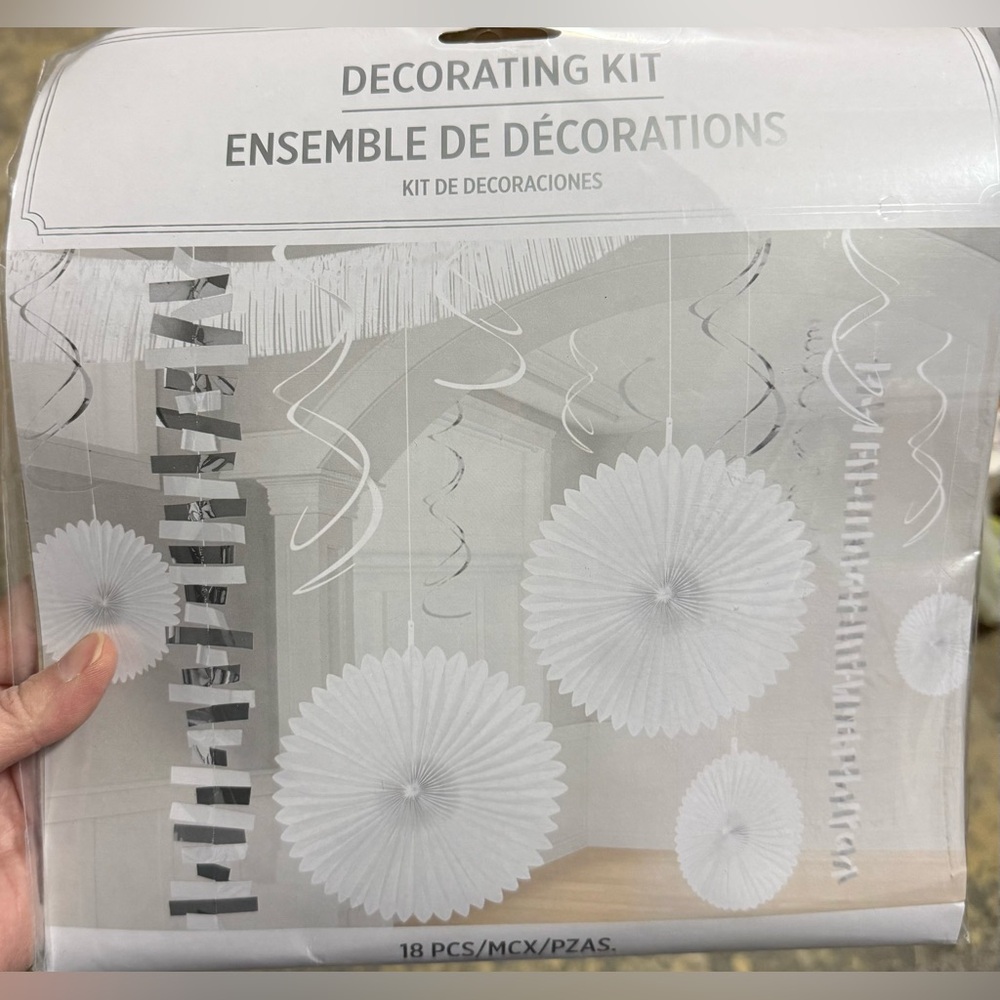 Amscan 18 Pc White Decorating Kit for Home Parties NWT